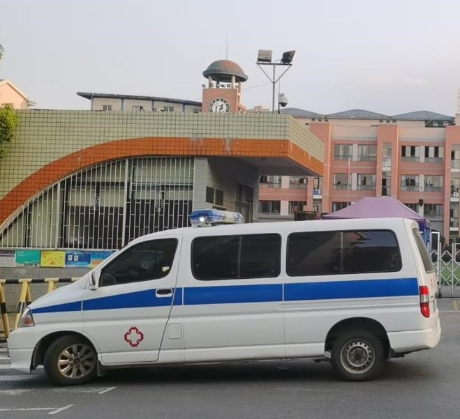 濠江救护车出租护送骨折病人一公里多少钱